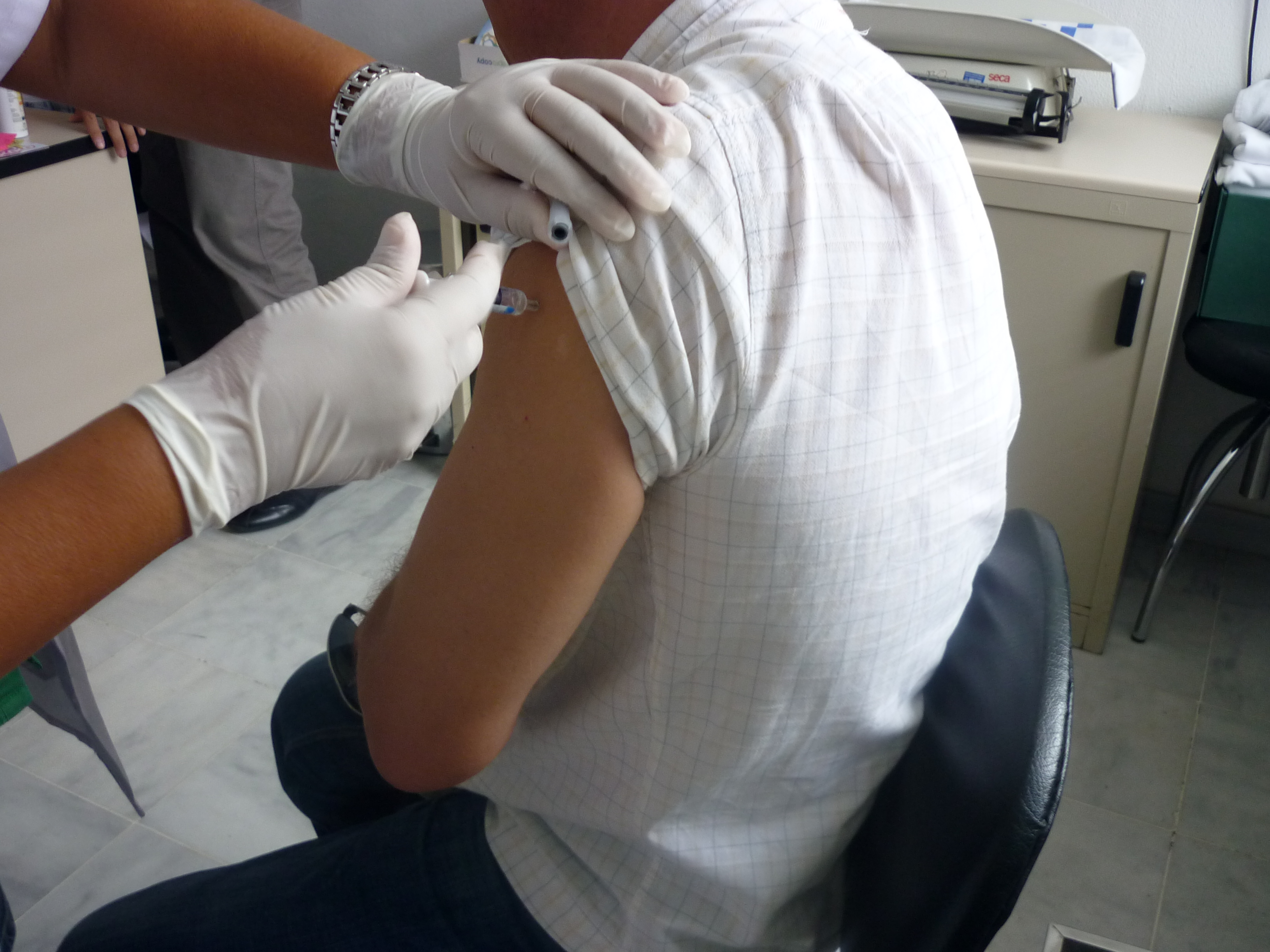 Enfermera vacunando a un paciente