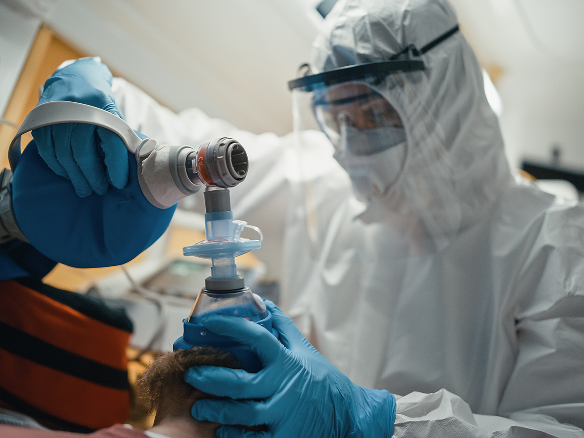 enfermero-realiza-una-intervencion-de-urgencia-en-una-ambulancia