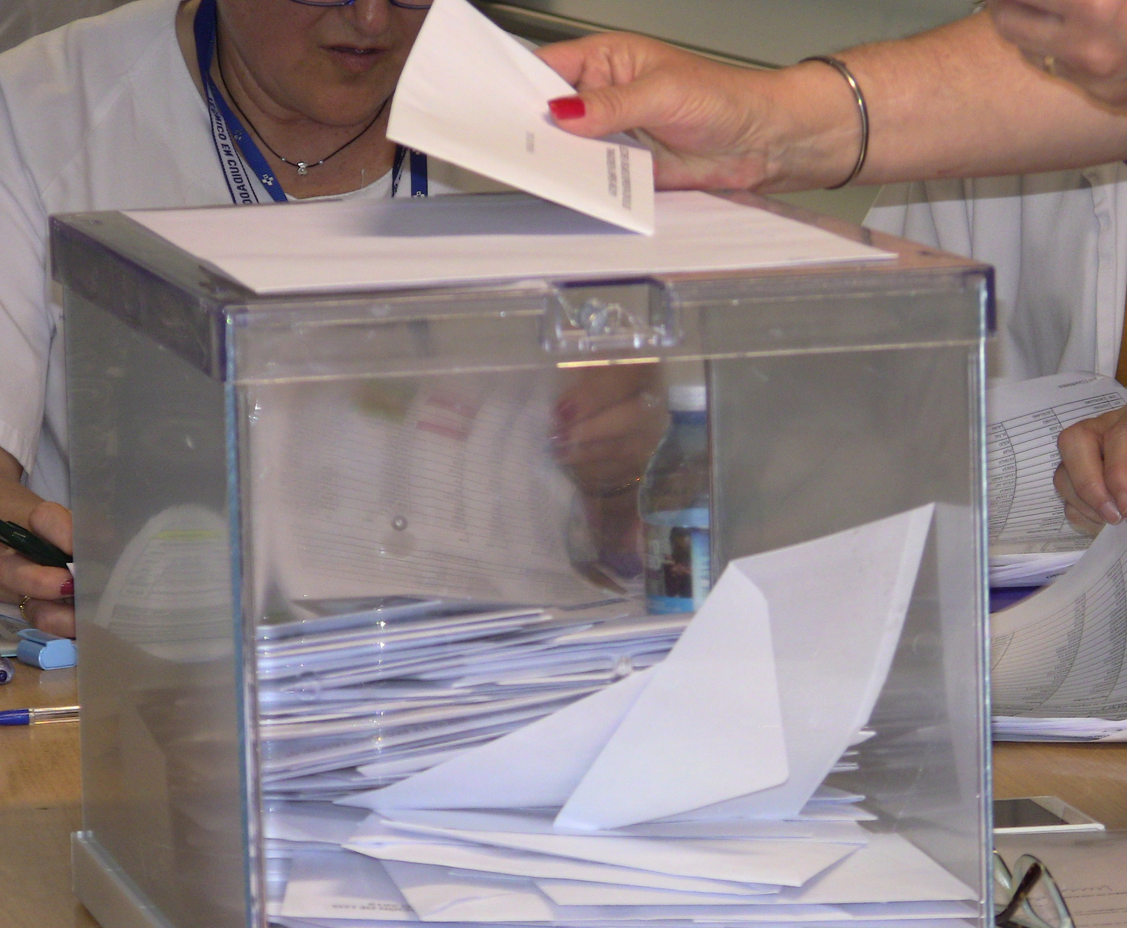 Enfermera votando elecciones sindicales
